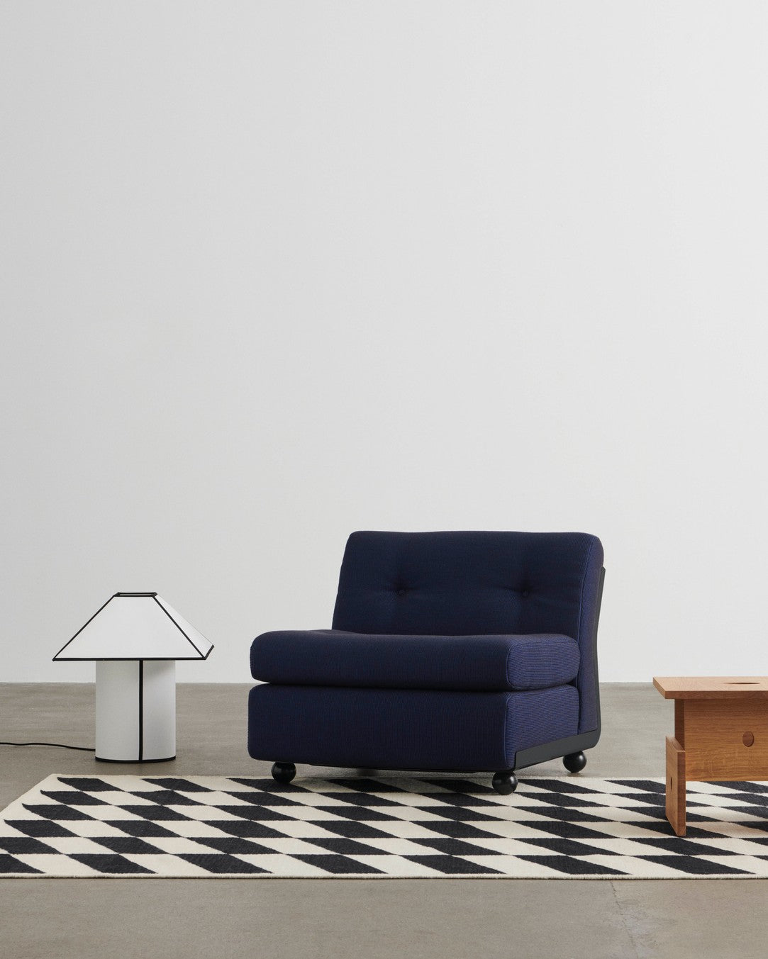 Ava pyramid table lamp 450