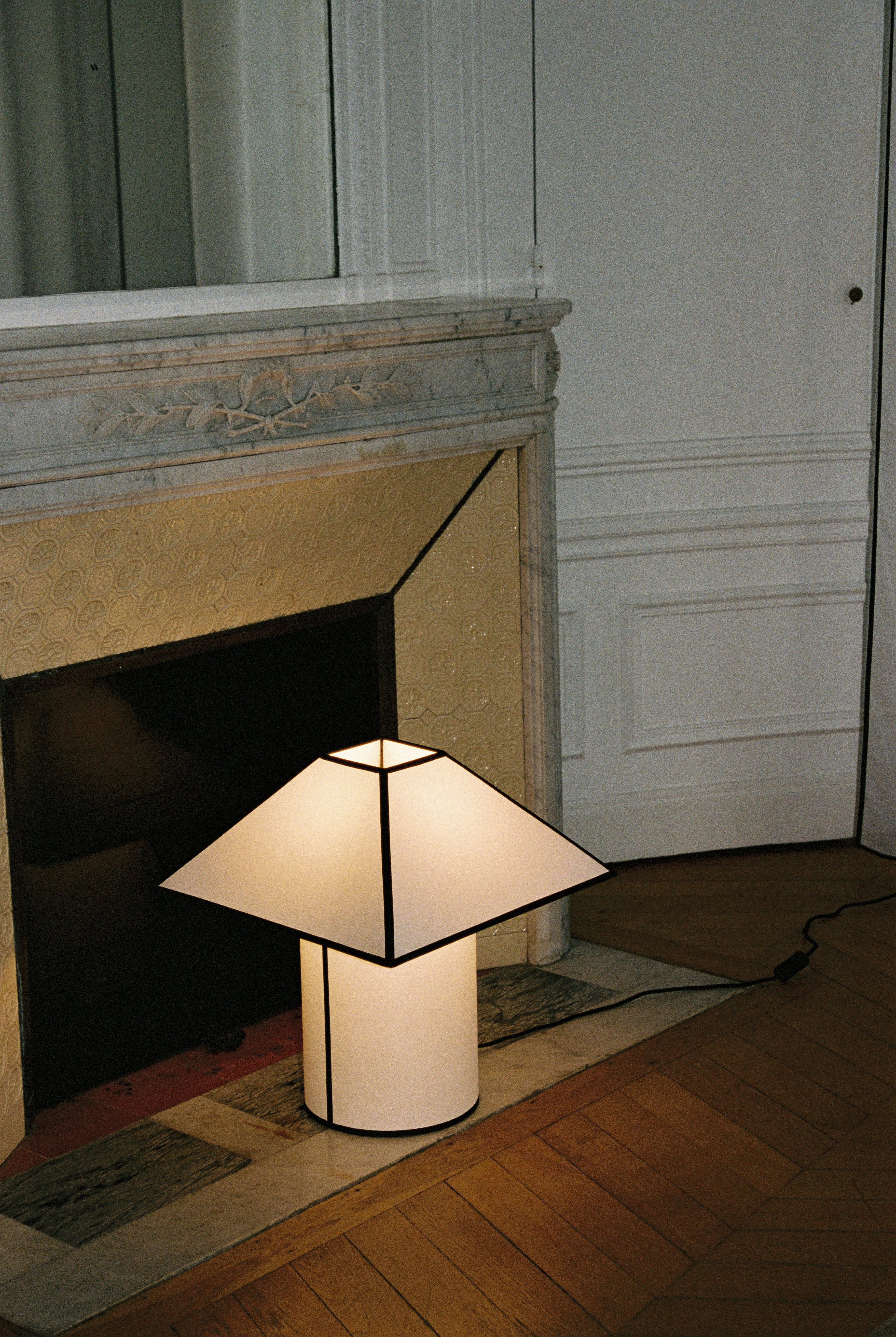 Ava pyramid table lamp 450