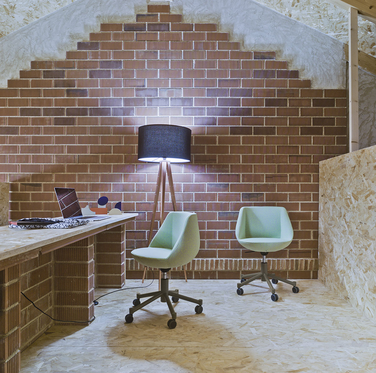 Sancal Magnum chair with castors at a desk