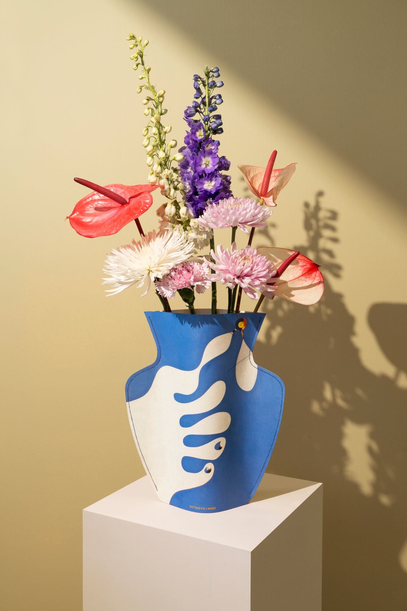 Miro paper vase (main à la poursuite d'un oiseau)