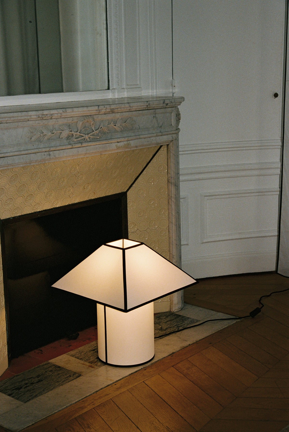 Ava pyramid table lamp 450