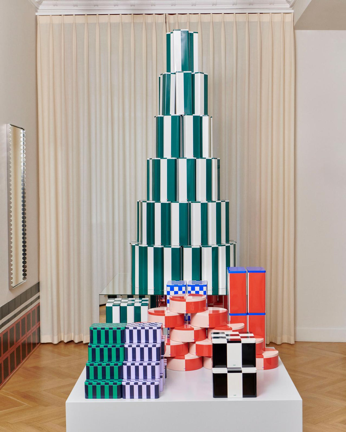 Tin container x large off-white, blue and red