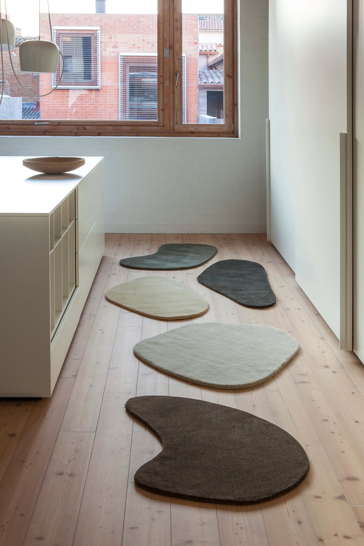 Nani Marquina Stone-wool rugs by Diego Fortunato in a hallway